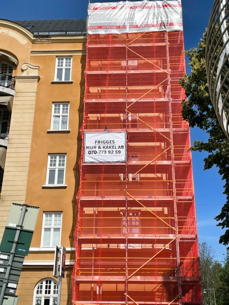 Fastighet i Linköping som får fasaden renoverad av Frigges Mur och Kakel.
